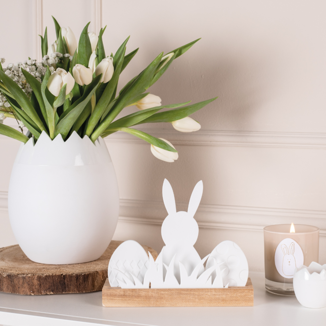 Décoration de Paques avec lapins, oeufs et vase